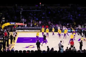 八村得學(xué)著點(diǎn)！老詹這個(gè)賽前儀式，做起來真的帥啊