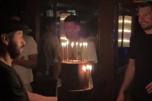 湖人國王賽后，歐洲老鄉(xiāng)德約科維奇現(xiàn)身東契奇生日聚會...